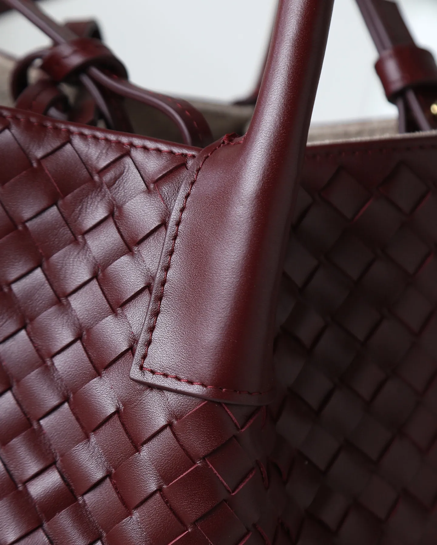 1000. BOTTEGA VENETA's 2025 new product pinacoteca has super soft leather, and the weaving function, practicality and relaxed fashion sense have not been lost ❤️‍🔥Amway is a must-have bag for sisters when going out. The size also accurately meets the commuting needs of urban beauties, and it can fit everything! ! ! 🔥The capacity should not be underestimated~ It doesn’t pick the person, the occasion, or the occasion. With its majestic curved outline, exquisite woven texture, delicate edges and rounded handles, this woven vegetable basket bag truly achieves the goal of “dressing up and being fashionable without getting in the way”~ Are you interested in Jimei? Style number: 819004 Size: 24*15*12cm